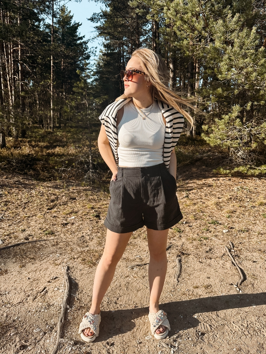 mustad-linased-luhikesed-puksid-naistele