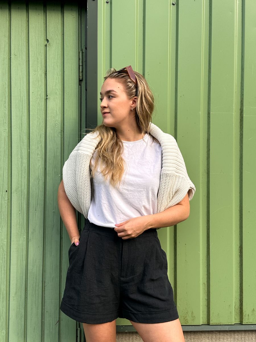 mustad-luhikesed-linased-puksid-naistele